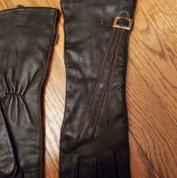 NEW Echo Design Black Leather Gloves with Buckle - Picture 2 of 4